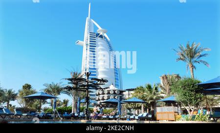 DUBAÏ, ÉMIRATS ARABES UNIS, Émirats Arabes Unis - 20 NOVEMBRE 2017: Hôtel JUMEIRAH AL NASEEM, près de Burj al Arab. Vacances en famille avec des petits bébés, détendez-vous près de la piscine. les gens jouent, nagent dans l'eau de la piscine. Photo de haute qualité Banque D'Images