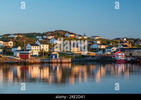 Bâtiments riverains au lever du soleil, Twillingate, Terre-Neuve-et-Labrador, T.-N.-L., Canada Banque D'Images