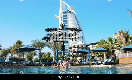 DUBAÏ, ÉMIRATS ARABES UNIS, Émirats Arabes Unis - 20 NOVEMBRE 2017: Hôtel JUMEIRAH AL NASEEM, près de Burj al Arab. Vacances en famille avec des petits bébés, détendez-vous près de la piscine. les gens jouent, nagent dans l'eau de la piscine. Photo de haute qualité Banque D'Images