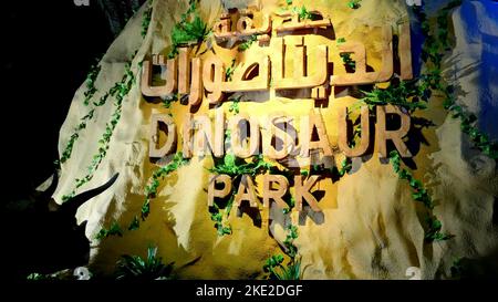 DUBAÏ, ÉMIRATS ARABES UNIS, Émirats arabes Unis - 20 NOVEMBRE 2017 : parc des dinosaures au parc de Dubai Garden Glow, illuminé la nuit. Gros plan, inscription du nom du parc. Photo de haute qualité Banque D'Images