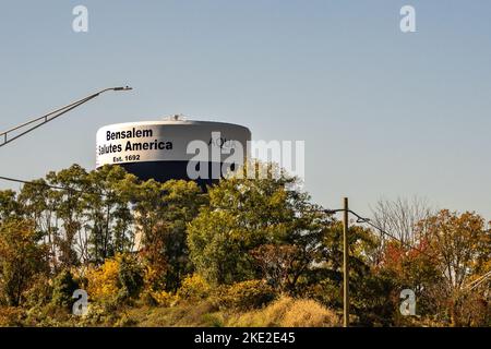 Bensalem, PA - 22 octobre 2022: Bensalem salue l'Amérique est peinte sur la tour d'eau en réservoir d'acier Aqua America de 2 millions de gallons. Banque D'Images