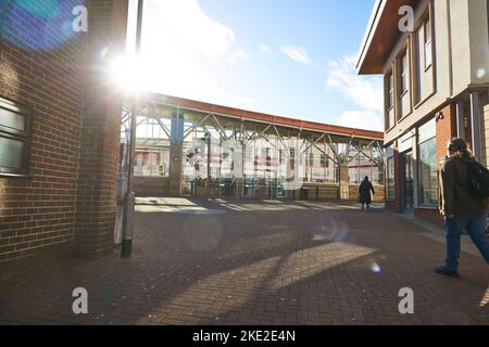 Gare routière moderne en verre à Mansfield, dans le Nottinghmshire, au Royaume-Uni Banque D'Images