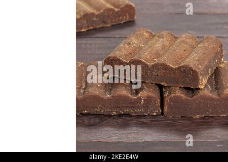 Panela - mélasse dure de canne à sucre en chips Saccharum officinarum; photo avec bande blanche pour le texte Banque D'Images