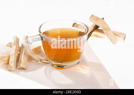 Quassia Amara - tiges de boisson de la plante médicinale Quassia ; sur fond blanc Banque D'Images