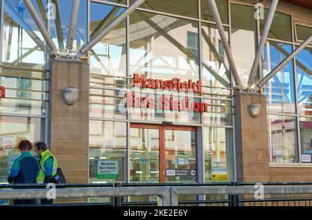 Gare routière moderne en verre à Mansfield, dans le Nottinghmshire, au Royaume-Uni Banque D'Images