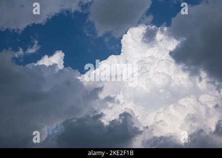Lumière naturelle et nuages blancs flottant sur le ciel bleu Banque D'Images