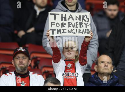 Southampton, Angleterre, 9th novembre 2022. On voit un fan de Southampton tenir un fan grâce à Ralph Hasenhuttl, ancien directeur de Southampton, lors du match de la Carabao Cup au stade St Mary's, à Southampton. Le crédit photo devrait se lire: Paul Terry / Sportimage Banque D'Images