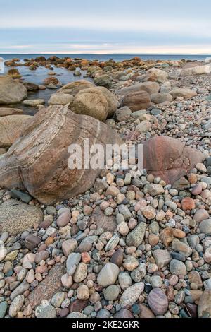 Pierres de plage le long de la rive près de Green point, parc national du gros-Morne, Terre-Neuve-et-Labrador, T.-N.-L., Canada Banque D'Images