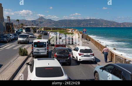 Héraklion, Crète, Grèce. 2022. Héraklion circulation dense en dehors de la ville en direction de l'ouest le long de la côte. Banque D'Images