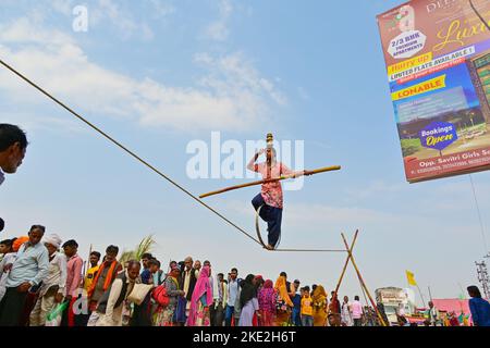 Pushkar, Rajasthan, Inde. 4th novembre 2022. Vue depuis la foire annuelle de Pushkar qui se tient en novembre après Diwali. À l'origine une foire de bétail maintenant c'est une foire colorée. La foire de Pushkar est l'une des plus grandes foires de chameaux, de chevaux et de bétail en Inde. Outre le commerce du bétail, il s'agit d'une saison de pèlerinage cruciale pour les Hindous jusqu'au lac Pushkar. La foire de Pushkar est également devenue une attraction touristique importante pour les voyageurs nationaux et internationaux, étant donné la saison plus fantastique, et l'abondance des thèmes culturels colorés. Les manifestations culturelles et les compétitions incluent des danses, un remorqueur de guerre entre les femmes Banque D'Images