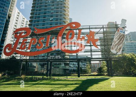 NEW YORK CITY - 18 MAI 2022 : panneau Pepsi-Cola au parc national de Gantry Plaza. Photo de haute qualité Banque D'Images