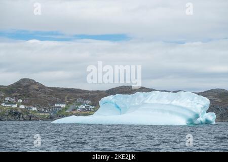 Iceberg côtier, près de St. Anthony, Terre-Neuve-et-Labrador, T.-N.-L., Canada Banque D'Images