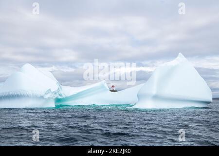 Iceberg côtier, près de St. Anthony, Terre-Neuve-et-Labrador, T.-N.-L., Canada Banque D'Images