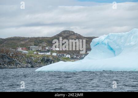 Iceberg côtier, près de St. Anthony, Terre-Neuve-et-Labrador, T.-N.-L., Canada Banque D'Images