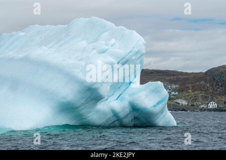 Iceberg côtier, près de St. Anthony, Terre-Neuve-et-Labrador, T.-N.-L., Canada Banque D'Images