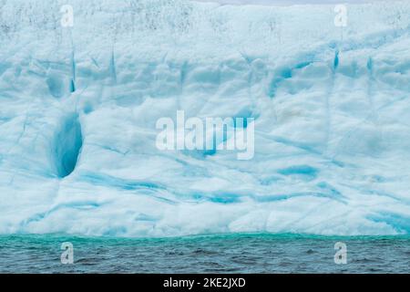 Iceberg côtier, près de St. Anthony, Terre-Neuve-et-Labrador, T.-N.-L., Canada Banque D'Images