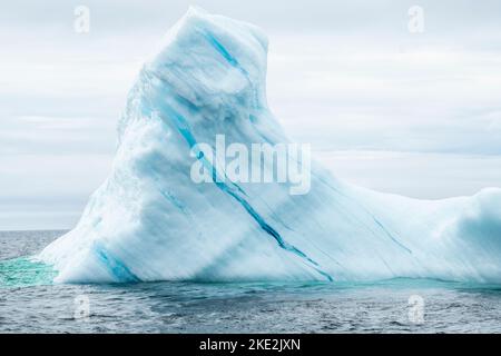 Iceberg côtier, près de St. Anthony, Terre-Neuve-et-Labrador, T.-N.-L., Canada Banque D'Images