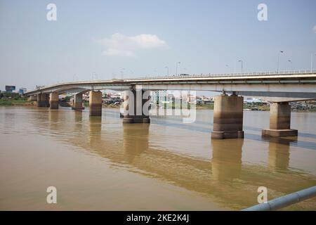 Pont Chrong Changvar Tonle SAP Rivière Phnom Penh Cambodge Banque D'Images
