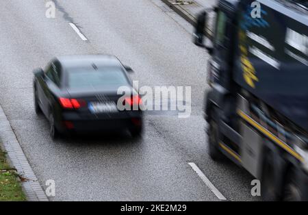 Rostock, Allemagne. 04th novembre 2022. Une voiture et un camion sont sur la route. Les voitures et les camions équipés de moteurs à combustion pourraient devenir sensiblement plus chers en raison de la nouvelle norme Euro 7 sur les émissions. Credit: Bernd Wüstneck/dpa/Alay Live News Banque D'Images