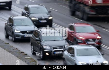 Rostock, Allemagne. 04th novembre 2022. Les véhicules se déplacent sur la route. Les voitures et les camions équipés de moteurs à combustion pourraient devenir sensiblement plus chers en raison de la nouvelle norme Euro 7 sur les émissions. Credit: Bernd Wüstneck/dpa/Alay Live News Banque D'Images