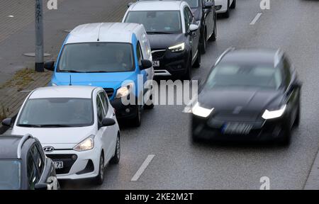 Rostock, Allemagne. 04th novembre 2022. Les véhicules se déplacent sur la route. Les voitures et les camions équipés de moteurs à combustion pourraient devenir sensiblement plus chers en raison de la nouvelle norme Euro 7 sur les émissions. Credit: Bernd Wüstneck/dpa/Alay Live News Banque D'Images