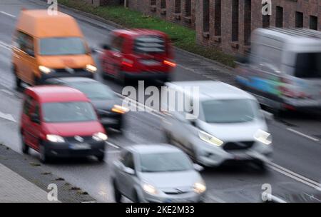 Rostock, Allemagne. 04th novembre 2022. Les véhicules se déplacent sur la route. Les voitures et les camions équipés de moteurs à combustion pourraient devenir sensiblement plus chers en raison de la nouvelle norme Euro 7 sur les émissions. Credit: Bernd Wüstneck/dpa/Alay Live News Banque D'Images