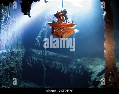 FANTÔMES DE L'ABÎME, CHANDELIER SUR LE TITANIC COULÉ, 2003 Banque D'Images