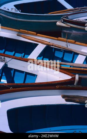 Des barques amarrées sur les quais de Côme, en Italie Banque D'Images