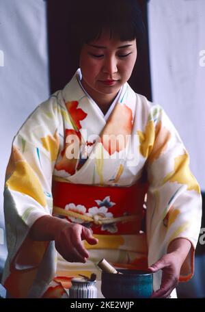 Une femme prépare le thé au cours d'une cérémonie, Takayama, Japon Banque D'Images