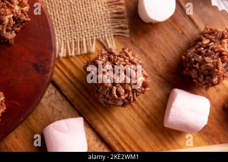 Marshmallows au caramel maison recouverts de riz soufflé au goût du chocolat, douceur facile à préparer, pas de cuisson nécessaire, idéal pour les fêtes et les fêtes Banque D'Images