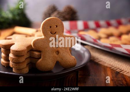 Biscuits maison d'homme de pain d'épice, faits traditionnellement à Noël et les vacances. Banque D'Images