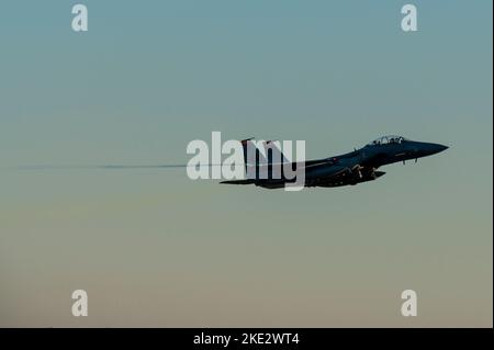 Un aigle Strike F-15E de la US Air Force affecté à la base aérienne de Mountain Home, Idaho, prend son envol pendant le drapeau à damier 23-1 à la base aérienne de Tyndall, Floride, le 4 novembre 2022. Le drapeau à damiers est un exercice aérien de grande force qui favorise la préparation et l'interopérabilité par l'incorporation d'avions de 4th et 5th générations pendant l'entraînement de combat aérien. La répétition de l'exercice 23-1 a eu lieu du 31 octobre au 10 novembre 2022. (É.-U. Photo de la Force aérienne par Tech. Sgt. Betty R. Chevalier) Banque D'Images