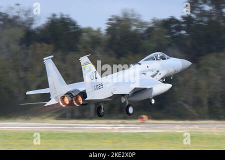 Un aigle F-15C prend son envol lors d'un exercice de préparation à la base de réserve interarmées de la base aérienne navale de la Nouvelle-Orléans, le 6 novembre 2022. L'exercice comprenait le lancement de 13 Boeing F-15Cs pour participer à un exercice d'entraînement avec 7 autres avions au-dessus du golfe du Mexique. (É.-U. Photo de la Garde nationale aérienne par le Sgt principal. Daniel Farrell) Banque D'Images