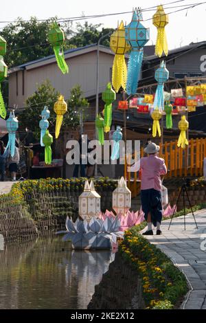 Klong Mae Kha magnifiquement décoré des deux côtés pour la tradition Yi Peng ou Loy Krathong sur 9 novembre 2022 à Chiangmai, Thaïlande. Banque D'Images