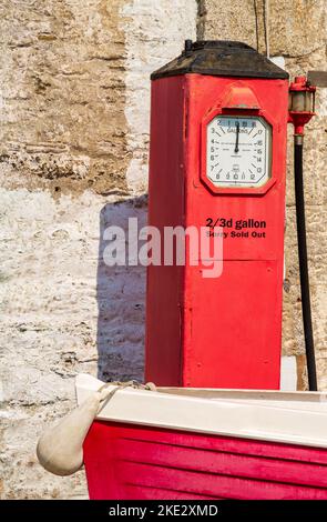 Old Pétrol Pump, St. Mawes Village, Falmouth, Cornwall, Angleterre, Royaume-Uni Banque D'Images