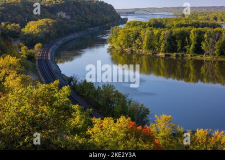 Le fleuve Mississippi et le chemin de fer tracent un paysage d'automne pittoresque Banque D'Images