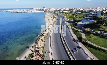 (NOTE DE LA RÉDACTION : image prise avec un drone) une vue aérienne montre les sources d'égout sur les rives de Tripoli, qui affecte les citoyens qui les fréquentent. Libyan Ali Ragaibi, 52 ans, a lancé une initiative visant à nettoyer les déchets et les ordures éparpillés sur les plages de Libye afin de maintenir la propreté des plages du pays et dans l'espoir de mettre fin à la pollution. Depuis 13 ans, il a nettoyé la plage, qu'il appelle la campagne Mer et Soleil, à la fin de chaque été.la campagne a attiré un grand nombre de suiveurs au fil des ans, et beaucoup de gens viennent t Banque D'Images