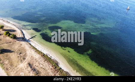 (NOTE DE LA RÉDACTION : image prise avec un drone) une vue aérienne montre les sources d'égout sur les rives de Tripoli, qui affecte les citoyens qui les fréquentent. Libyan Ali Ragaibi, 52 ans, a lancé une initiative visant à nettoyer les déchets et les ordures éparpillés sur les plages de Libye afin de maintenir la propreté des plages du pays et dans l'espoir de mettre fin à la pollution. Depuis 13 ans, il a nettoyé la plage, qu'il appelle la campagne Mer et Soleil, à la fin de chaque été.la campagne a attiré un grand nombre de suiveurs au fil des ans, et beaucoup de gens viennent t Banque D'Images