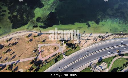 (NOTE DE LA RÉDACTION : image prise avec un drone) une vue aérienne montre les sources d'égout sur les rives de Tripoli, qui affecte les citoyens qui les fréquentent. Libyan Ali Ragaibi, 52 ans, a lancé une initiative visant à nettoyer les déchets et les ordures éparpillés sur les plages de Libye afin de maintenir la propreté des plages du pays et dans l'espoir de mettre fin à la pollution. Depuis 13 ans, il a nettoyé la plage, qu'il appelle la campagne Mer et Soleil, à la fin de chaque été.la campagne a attiré un grand nombre de suiveurs au fil des ans, et beaucoup de gens viennent t Banque D'Images