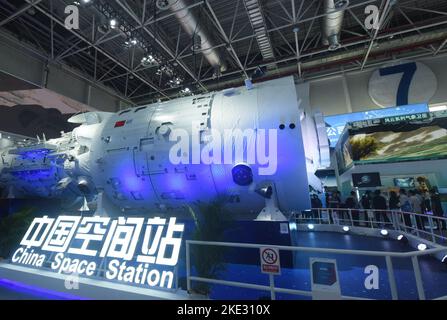 ZHUHAI, CHINE - 9 NOVEMBRE 2022 - les visiteurs voient le module d'affichage de l'assemblage de la Station spatiale chinoise à Airshow China à Zhuhai, province de Guangdong, Banque D'Images