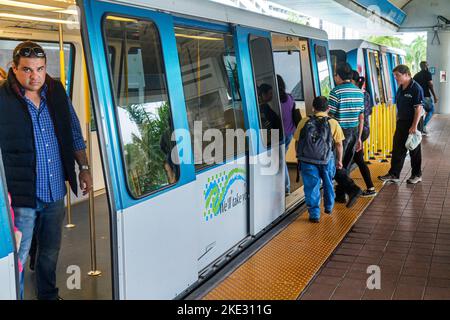 Miami Florida, Metromover, gare, navette gratuite vers le centre-ville, passagers passagers cavaliers, embarquement, homme hispanique hommes, FL131231275 Banque D'Images