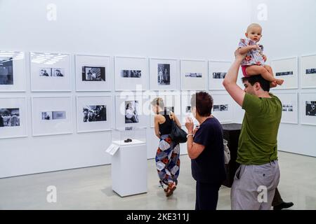 Miami Florida,Museum Park,Perez Art Museum,PAMM,galeries de galerie,artiste,ai Weiwei,famille parents parents enfants enfants,adultes homme hommes Banque D'Images