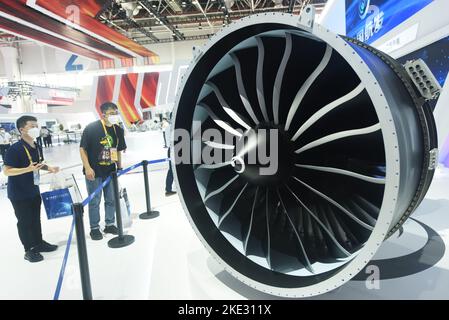 ZHUHAI, CHINE - le 9 NOVEMBRE 2022 - les visiteurs regardent le moteur à turboventilateur aérodynamique à poussée de Changjiang 2000 fabriqué en Chine à l'Airshow China à Zhuhai, Banque D'Images