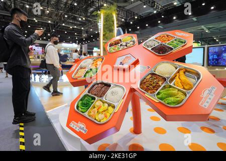 SHANGHAI, CHINE - 8 NOVEMBRE 2022 - les visiteurs apprennent à connaître les aliments nutritifs pour les étudiants dans la zone d'exposition alimentaire de l'Impo internationale de Chine 5th Banque D'Images