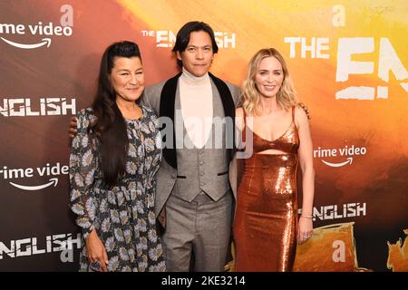 New York, États-Unis. 09th novembre 2022. (G-D) Kimberly Guerrero, Chaske Spencer et Emily Blunt assistent à la première en anglais qui s'est tenue au Metrograph à New York, NY sur 9 novembre 2022. (Photo par Efren Landaos/Sipa USA) crédit: SIPA USA/Alay Live News Banque D'Images
