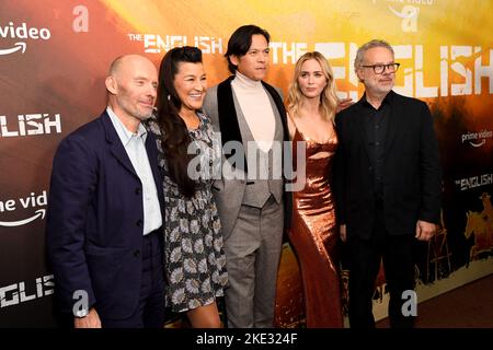 New York, États-Unis. 09th novembre 2022. (G-D) Hugo Blick, Kimberly Guerrero, Chaske Spencer, Emily Blunt et Greg Brenman assistent à la première en anglais qui s'est tenue au Metrograph à New York, NY sur 9 novembre 2022. (Photo par Efren Landaos/Sipa USA) crédit: SIPA USA/Alay Live News Banque D'Images