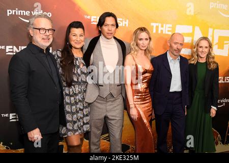 New York, États-Unis. 09th novembre 2022. (G-D) Greg Brenman, Kimberly Guerrero, Chaske Spencer, Emily Blunt, Hugo Blick et Jen Salke assistent à la première en anglais qui s'est tenue au Metrograph à New York, NY on 9 novembre 2022. (Photo par Efren Landaos/Sipa USA) crédit: SIPA USA/Alay Live News Banque D'Images