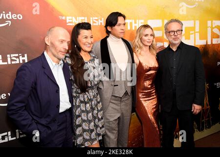New York, États-Unis. 09th novembre 2022. (G-D) Hugo Blick, Kimberly Guerrero, Chaske Spencer, Emily Blunt et Greg Brenman assistent à la première en anglais qui s'est tenue au Metrograph à New York, NY sur 9 novembre 2022. (Photo par Efren Landaos/Sipa USA) crédit: SIPA USA/Alay Live News Banque D'Images
