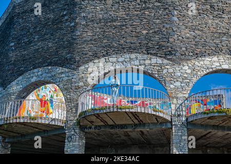 Arche de l'amitié sur la route militaire géorgienne Banque D'Images