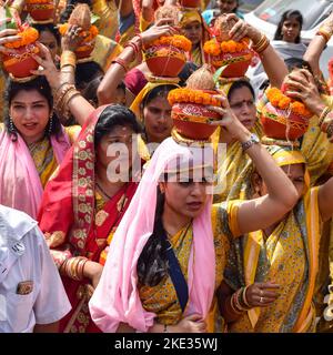 New Delhi, Inde avril 03 2022 - les femmes avec Kalash à la tête pendant le Temple Jagannath Mangal Kalash Yatra, les dévotés hindous indiens portent des pots de terre conta Banque D'Images